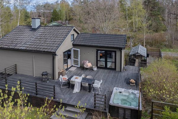 Hyr denna stuga i Värmdö på 82 m². 4-5 sängplatser. 12 000 - 15 000 kr per vecka. Se bilder och tillgänglighet här.