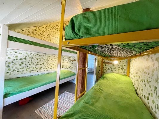 Idyllisk gård med sjötomt - Bild 14