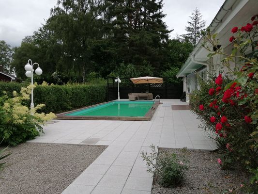 Hyr denna stuga i  på 193 m². 8 sängplatser. Från 18 500 kr per vecka. Se bilder och tillgänglighet här.