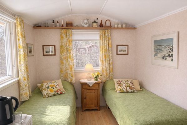 Hyr denna stuga i  på 10 m². 2-3 sängplatser. Från 3 500 kr per vecka. Se bilder och tillgänglighet här.
