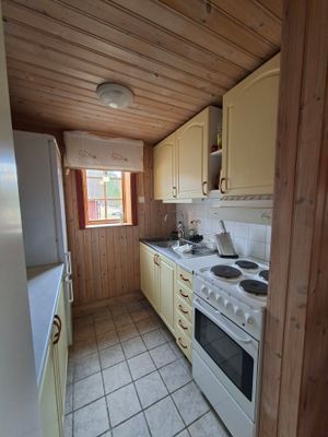 Hyr denna stuga i  på 30 m². 3 sängplatser. 2 000 - 4 000 kr per vecka. Se bilder och tillgänglighet här.