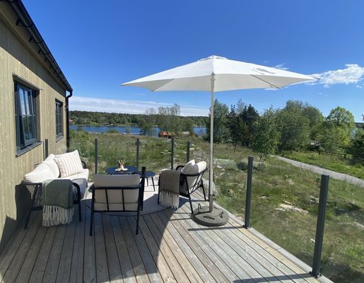 Hyr denna stuga i Väddö på 110 m². 6 sängplatser. 15 500 - 21 000 kr per vecka. Se bilder och tillgänglighet här.