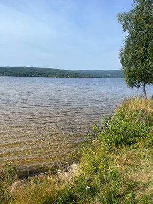Hyr denna stuga i  på 50 m². 4 sängplatser. Från 6 000 kr per vecka. Se bilder och tillgänglighet här.