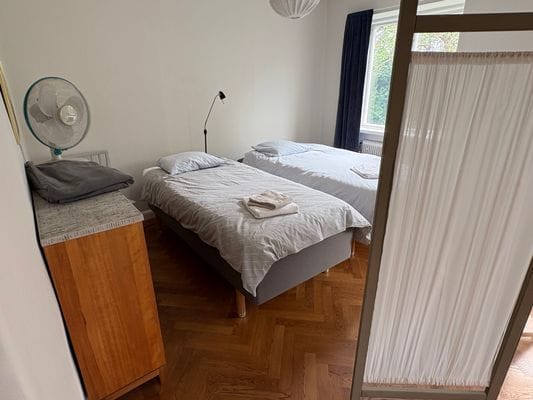 Stora vardagsrummet med avdelning för 2 sängar