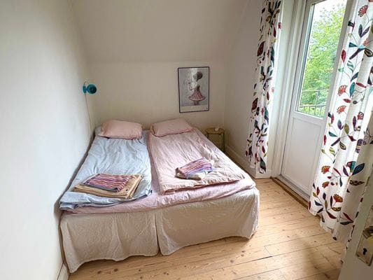 Sovrum övervåning med balkong (dubbelsäng 160 cm)