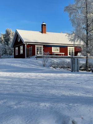 Ett rött hus på höjden