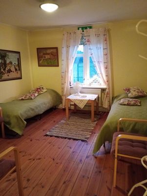 Hyr denna stuga i  på 150 m². 5-8 sängplatser. 8 000 - 9 000 kr per vecka. Se bilder och tillgänglighet här.