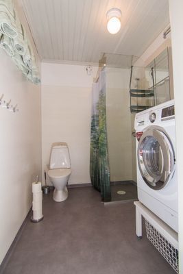 Hyr denna stuga i  på 59 m². 5 sängplatser. Från 6 000 kr per vecka. Se bilder och tillgänglighet här.