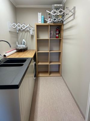 Tvättstuga med tvättmaskin och torkställningar