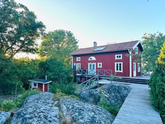 Stort hus på Rödlöga i yttersta skärgården
