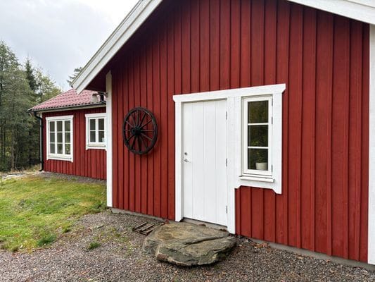 Mysig avsides stuga med närhet till sjö i Bohuslän