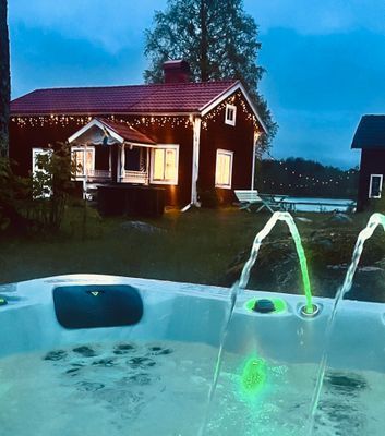 Stuga med sjötomt , ponnyer i hagen , jacuzzi . - Bild 62