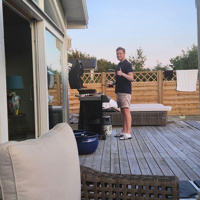 Hyr denna stuga i  på 160 m². 12 sängplatser. 25 000 - 30 000 kr per vecka. Se bilder och tillgänglighet här.