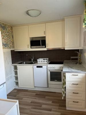Hyr denna stuga i  på 30 m². 1-3 sängplatser. Från 7 500 kr per vecka. Se bilder och tillgänglighet här.