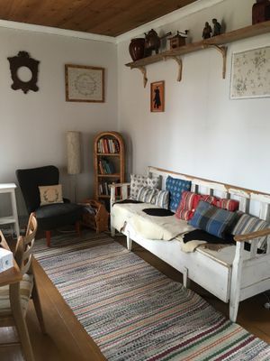 Hyr denna stuga i Hellvi på 90 m². 6-10 sängplatser. Från 10 000 kr per vecka. Se bilder och tillgänglighet här.