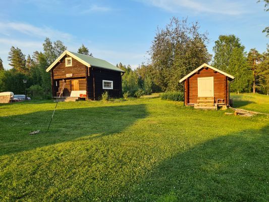 Hyr denna stuga i  på 70 m². 4-12 sängplatser. 4 000 - 6 000 kr per vecka. Se bilder och tillgänglighet här.