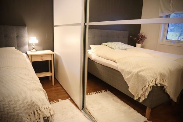 Sovrum #1 Master Bedroom. Uppdaterad med Sense Delux 180 säng från Mio för högsta komfort
