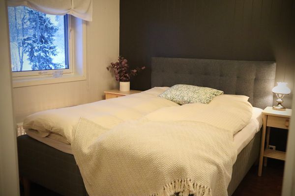Sovrum #1 Master Bedroom. Uppdaterad med Sense Delux 180 säng från Mio för högsta komfort