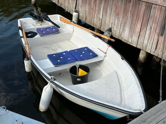 Roddbåt med motor ingår