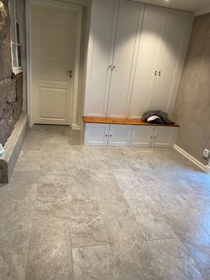Hyr denna stuga i  på 130 m². 8 sängplatser. 20 000 - 22 500 kr per vecka. Se bilder och tillgänglighet här.