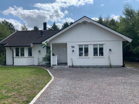 Hyr denna stuga i  på 85 m². 10 sängplatser. Pris ej tillgängligt. Se bilder och tillgänglighet här.