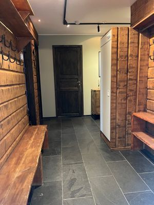 Rymlig hall med torkskåp och pjäxtork