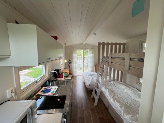 Hyr denna stuga i Fjällbacka på 20 m². 3-4 sängplatser. 3 500 - 5 500 kr per vecka. Se bilder och tillgänglighet här.
