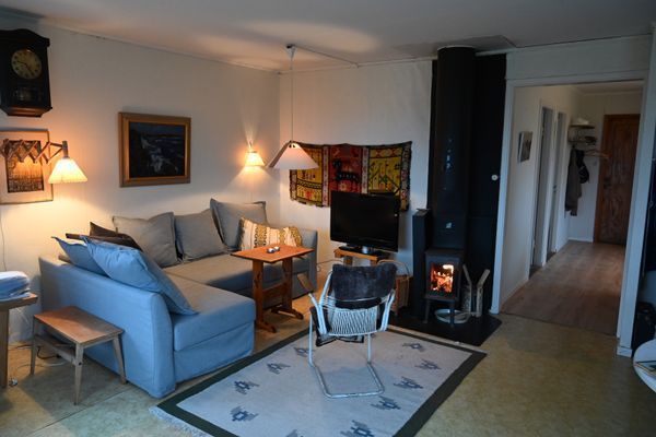 Soffhörna och TV vid kaminen