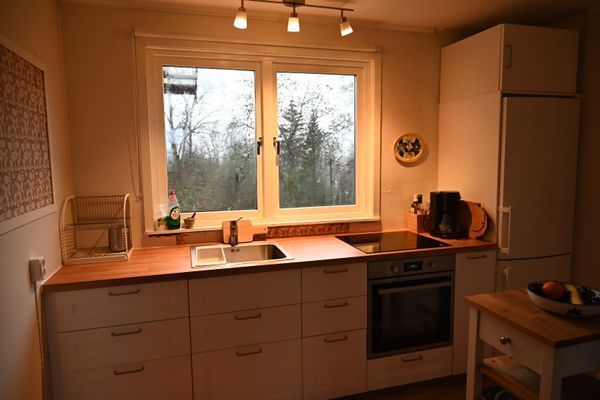 Köket har nyrenoverats med ny kyl, frys och induktionsspis med ugn.