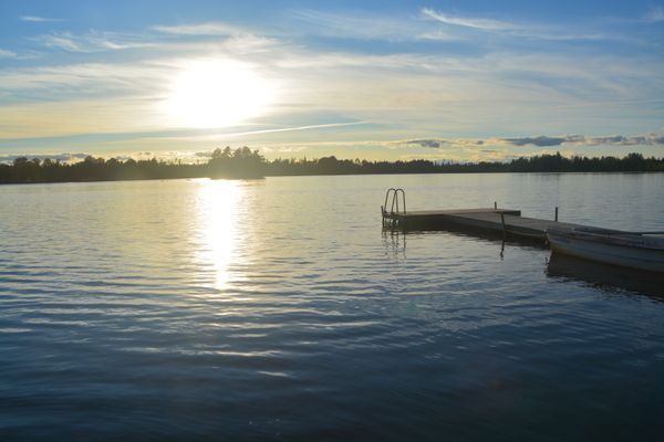 15 minuters promenad ner till sjö.
