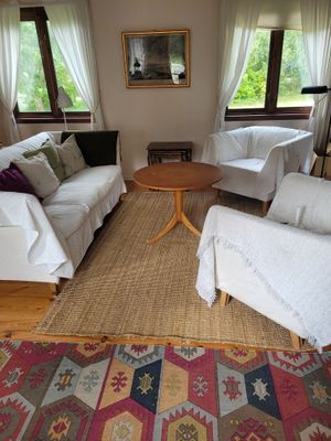 Hyr denna stuga i  på 130 m². 6 sängplatser. 8 000 - 10 000 kr per vecka. Se bilder och tillgänglighet här.