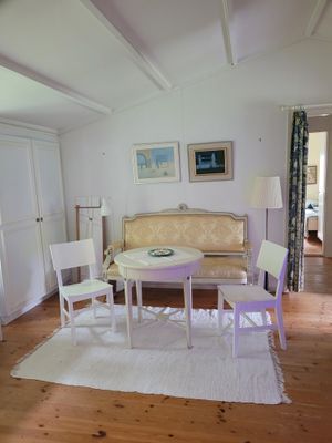 Trivsamt hus med plats för många nära havet