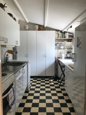 Trivsamt hus med plats för många nära havet - Bild 9