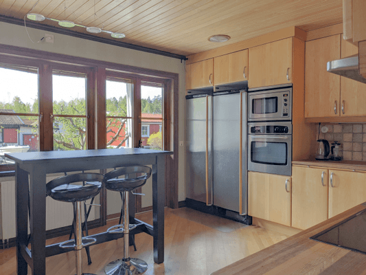Stor villa med trädgård nära naturservat och sjöar