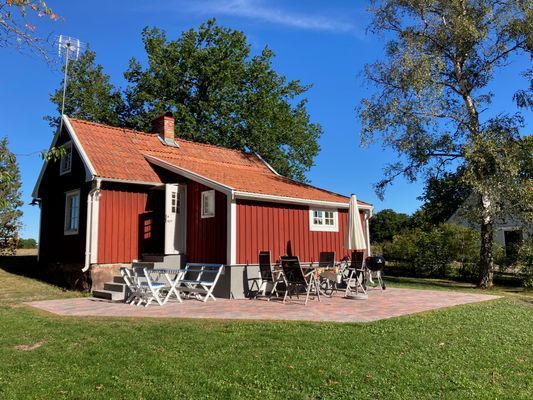 Hyr denna stuga i Kalmar på 45 m². 4-6 sängplatser. 8 000 - 12 000 kr per vecka. Se bilder och tillgänglighet här.