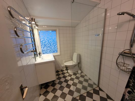 Trivsamt hus med plats för många nära havet - Bild 11