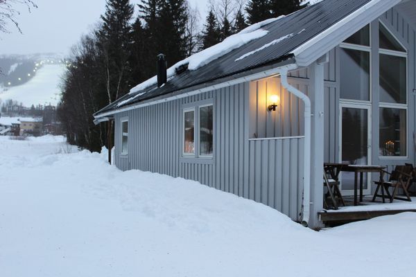 Hyr denna stuga i  på 124 m². 12 sängplatser. 10 500 - 21 000 kr per vecka. Se bilder och tillgänglighet här.