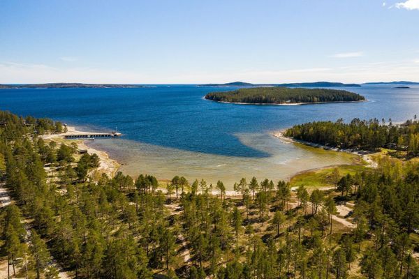 Hyr denna stuga i Örnsköldsvik på 164 m². 5-6 sängplatser. 9 100 - 18 000 kr per vecka. Se bilder och tillgänglighet här.
