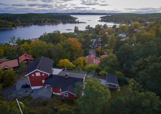 Hyr denna stuga i Saltsjöbaden på 220 m². 6-8 sängplatser. Från 4 500 kr per dag. Se bilder och tillgänglighet här.