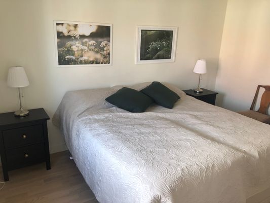 Parhus med tillgång till pool och tennisbana