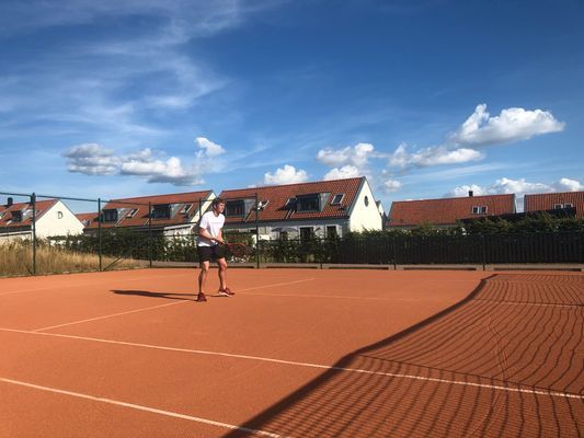 Parhus med tillgång till pool och tennisbana - Bild 8