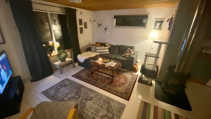 Hyr denna stuga i  på 37 m². 3-5 sängplatser. 3 500 - 5 500 kr per vecka. Se bilder och tillgänglighet här.