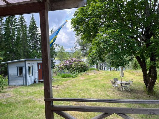 Lillstugan sedd från storstugans altan