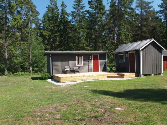 Hyr denna stuga i Hellvi på 110 m². 4-12 sängplatser. 6 500 - 8 500 kr per vecka. Se bilder och tillgänglighet här.