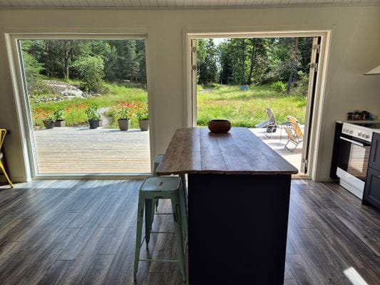 Köket med stora dörrar till verandan