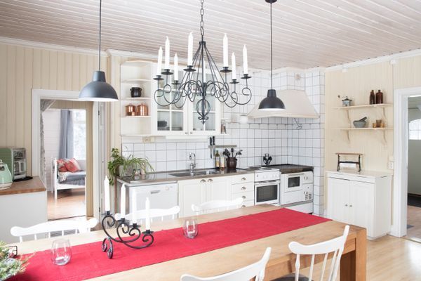 Hyr denna stuga i  på 100 m². 5-7 sängplatser. 1 200 - 1 600 kr per dag. Se bilder och tillgänglighet här.