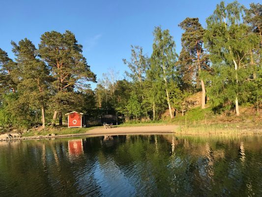Badstrand och studsmatta