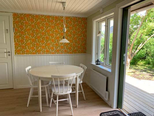 Hyr denna stuga i Borgholm på 43 m². 4 sängplatser. 7 000 - 8 000 kr per vecka. Se bilder och tillgänglighet här.