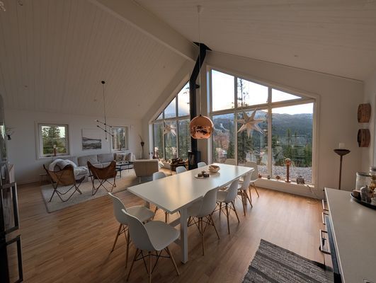 Hyr denna stuga i Bydalen på 125 m². 10 sängplatser. 9 500 - 17 500 kr per vecka. Se bilder och tillgänglighet här.