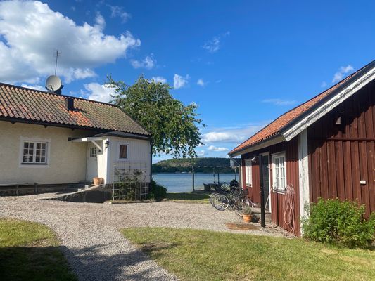 Hyr denna stuga i  på 110 m². 8 sängplatser. 14 200 - 25 400 kr per vecka. Se bilder och tillgänglighet här.